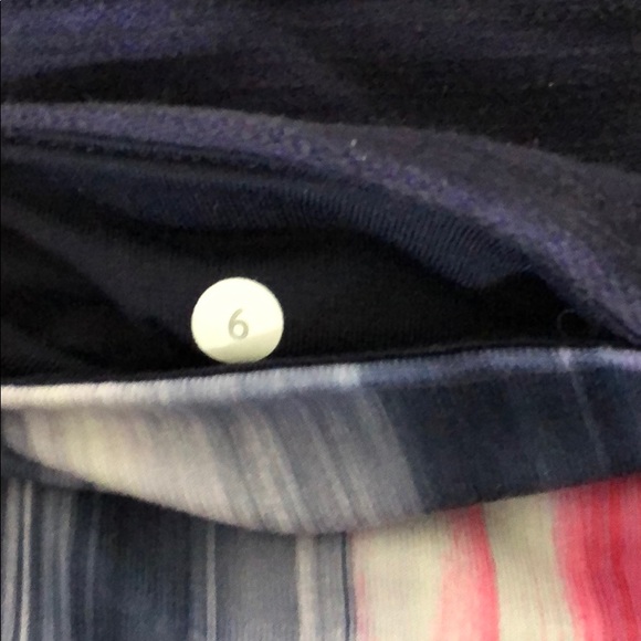 LuLu Lemon reversible crop - Picture 5 of 6